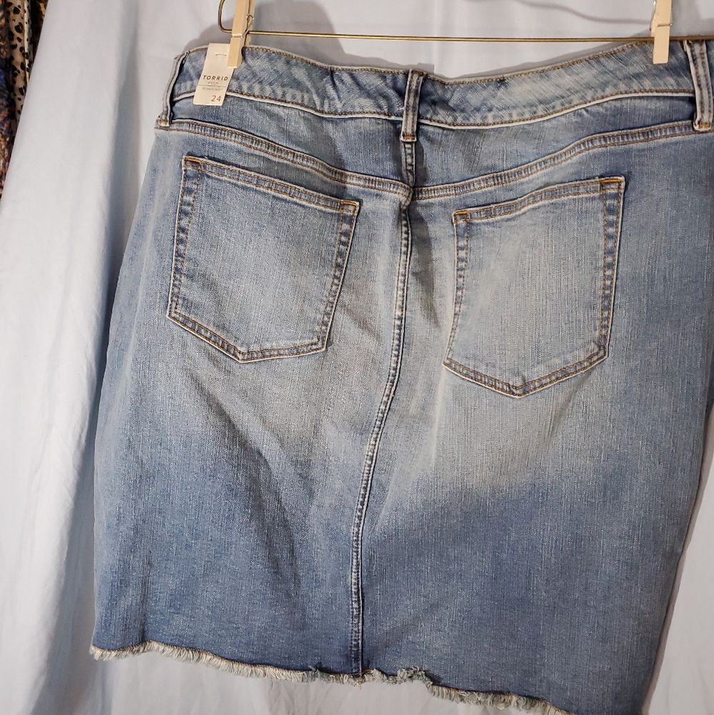 Torrid Distressed Denim Skirt Size 24 - Picture 11 of 12